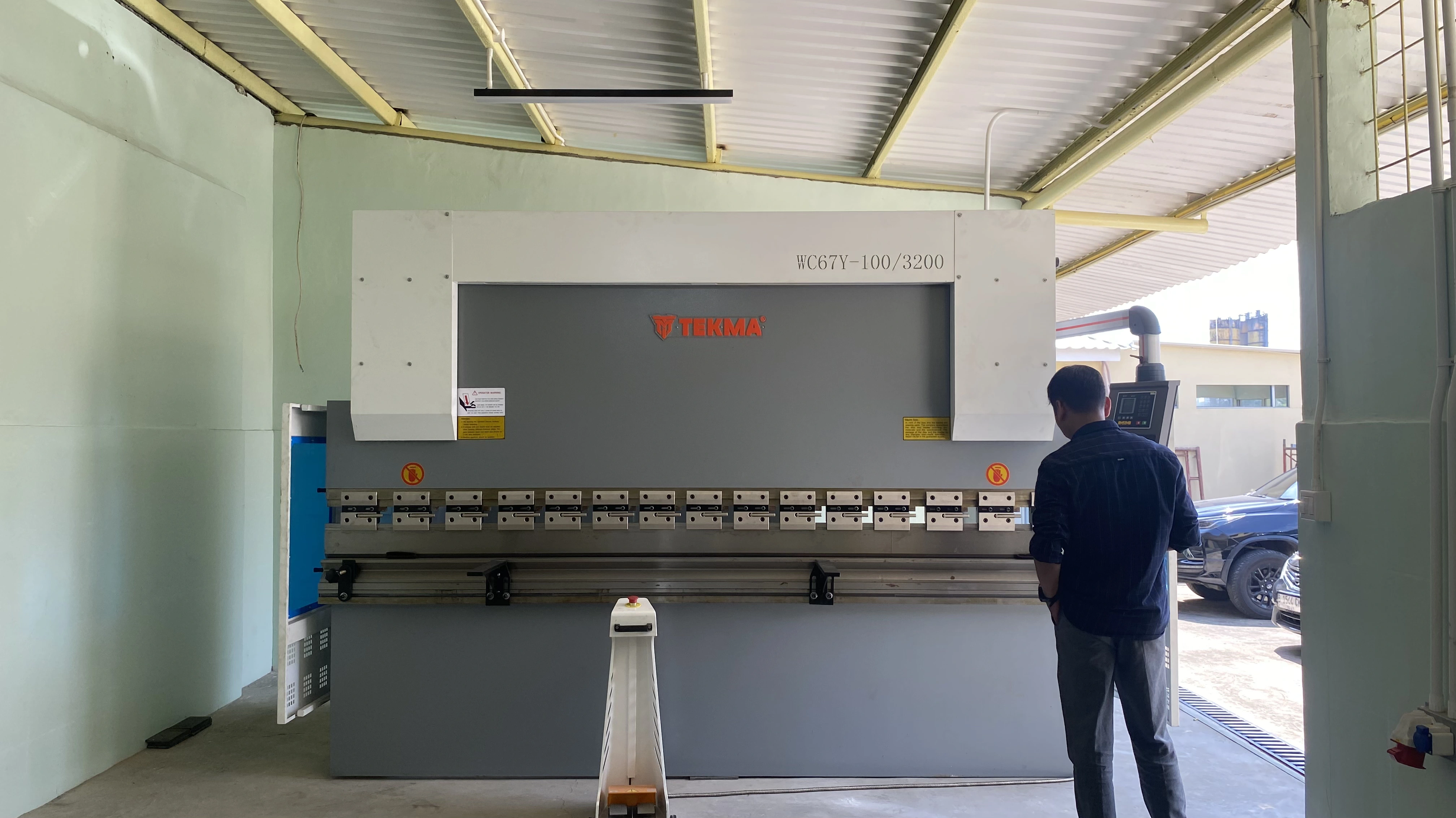 Mesin bending plat untuk jasa tekuk plat besi