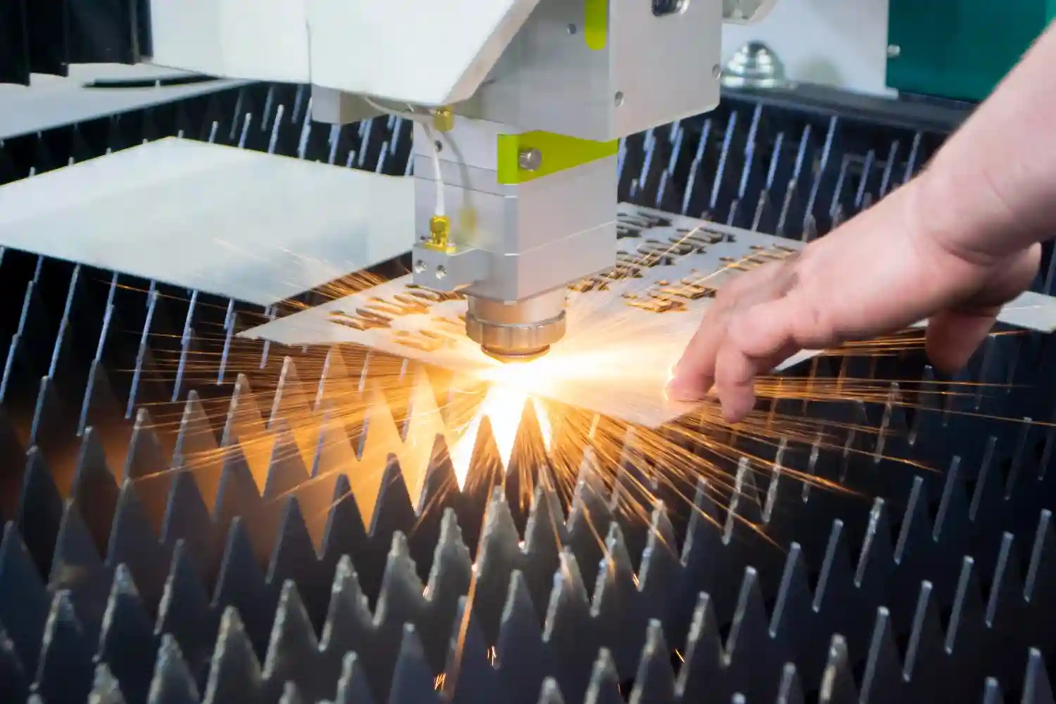 Proses cutting plat baja untuk industri