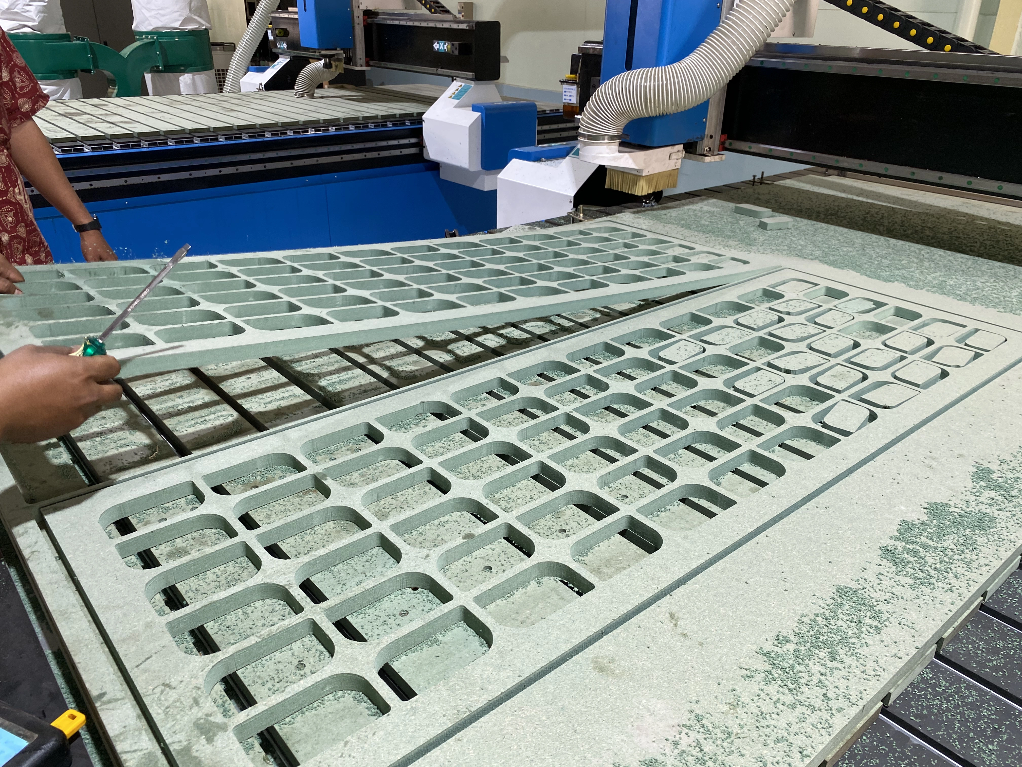 Proses CNC Router HMR 18 mm untuk partisi ruangan custom